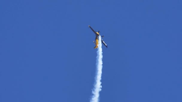 Avión realiza acrobacias acrobáticas vuela verticalmente hacia arriba en cámara lenta — Vídeos de Stock