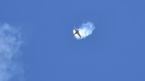 Las aeronaves realizan maniobras acrobáticas en cámara lenta circular con humo blanco — Vídeos de Stock