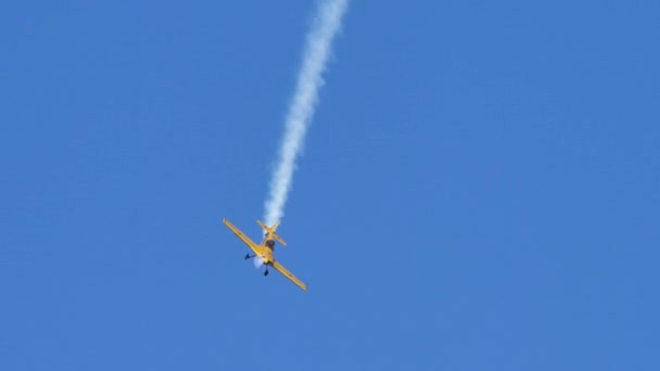 Gelbes Flugzeug führt atemberaubenden Kunstflug mit Rauch im Hintergrund aus - Mudry CAP 231 — Stockvideo
