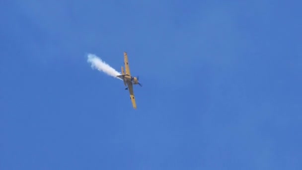Piccolo aereo giallo vola a 90 gradi esegue aerobatica al rallentatore — Video Stock