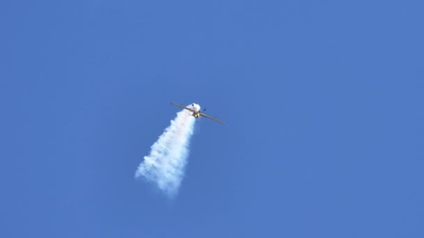 Increíble acrobacia acrobática rendimiento de un pequeño avión acrobático en el cielo despejado — Vídeos de Stock