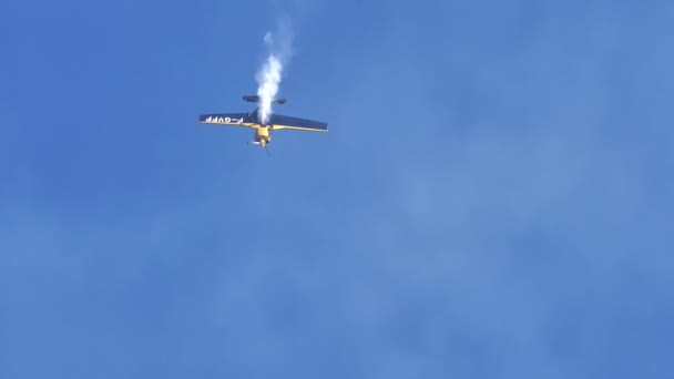Pesawat kecil bergerak vertikal ke bawah melakukan manuver aerobik rumit — Stok Video