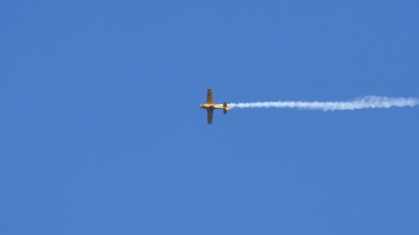 Avión realiza maniobras de acrobacia complicadas en el cielo humo aerobatics blanco — Vídeos de Stock