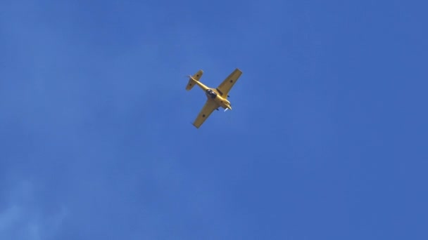 Flygplanet utför aerobatik på himlen flygplan som gör cirkulära rörelser — Stockvideo