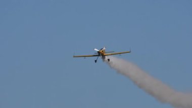 Uçak, hava akrobasisi gösterileri sergiliyor. Ağır çekimde ekstrem sporlar