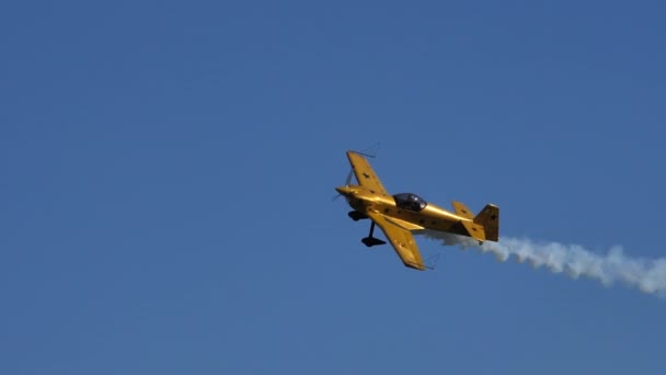 Pequena aeronave amarela com estrela preta realiza acrobacias voando para um show aéreo — Vídeo de Stock