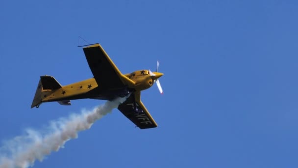 Vliegtuigen vliegen in een heldere blauwe lucht en laten witte aerobatics rook vrij in slow motion — Stockvideo