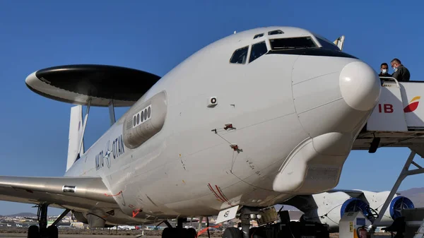 Kontrolní velitelské komunikační letadlo s rotující radarovou kopulí Stock Obrázky