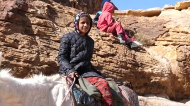 Eski şehir Petra Jordan 'da beyaz atlı bir kız eğleniyor