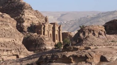 Ad Deir Manastırı. Petra şehrinde kayadan oyulmuş muazzam bir bina.