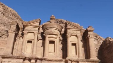 Ad Deir Manastırı. Petra şehrinde kayadan oyulmuş muazzam bir bina.