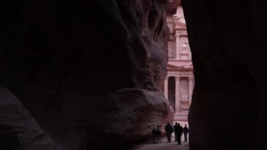 Antik Nabatean kenti Petra 'ya Siq üzerinden giren turistler Hazine 