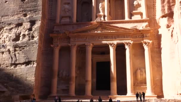 Οι άνθρωποι εξερευνούν το ναό του Al Khazneh ή του θησαυροφυλακίου που στέφεται από τεφροδόχο — Αρχείο Βίντεο