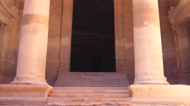 A templom Al Khazneh tornyosuló homlokzat faragott a hegyi oszlopok — Stock videók