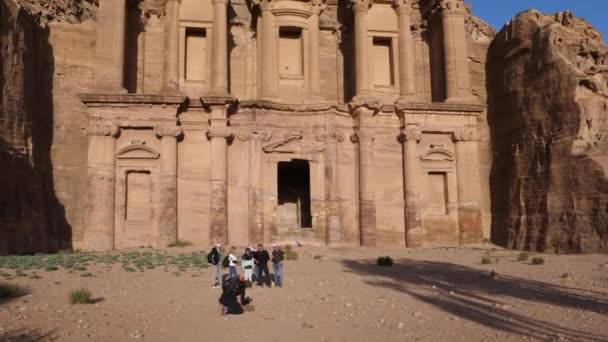 Fotograf fotí skupinu turistů před Ad Deir klášterem — Stock video