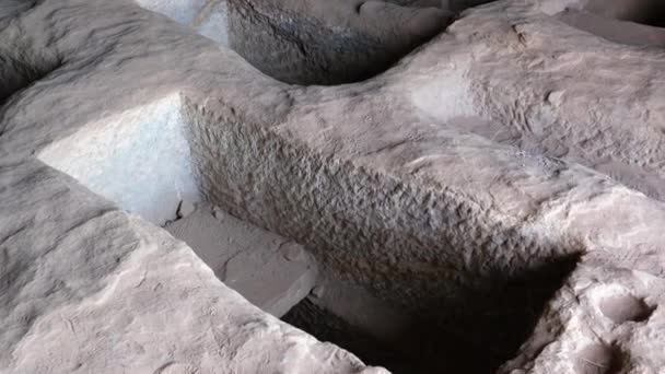 Вид изнутри королевской гробницы в древнем городе подземной наскальной резьбы — стоковое видео
