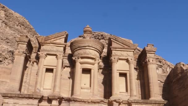 Ad-Deir-Kloster, ein monumentales Gebäude in Felsen gehauen in der Stadt Petra — Stockvideo