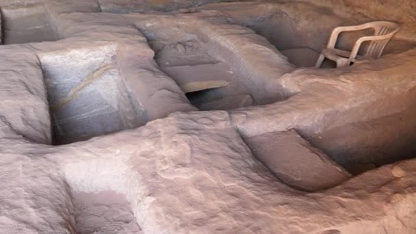 Utsikt inifrån Royal Tomb i den antika staden Petra underjordisk hällristning — Stockvideo