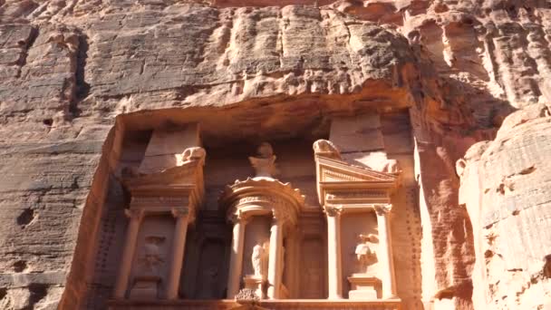 As pessoas exploram o templo de Al Khazneh ou o Tesouro coroado por urna funerária — Vídeo de Stock