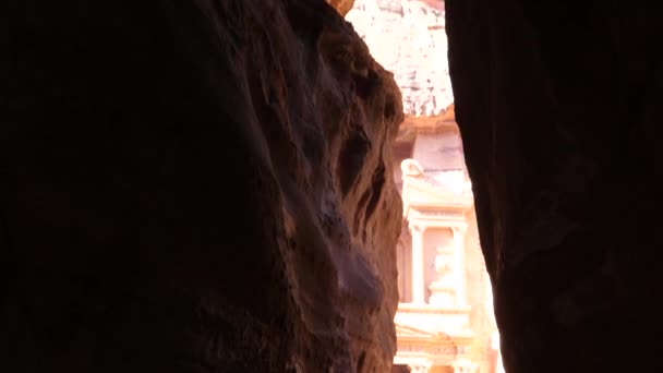 Pokladna, jak je vidět z hlavního vchodu Siq do starobylého Nabatean města Petra — Stock video