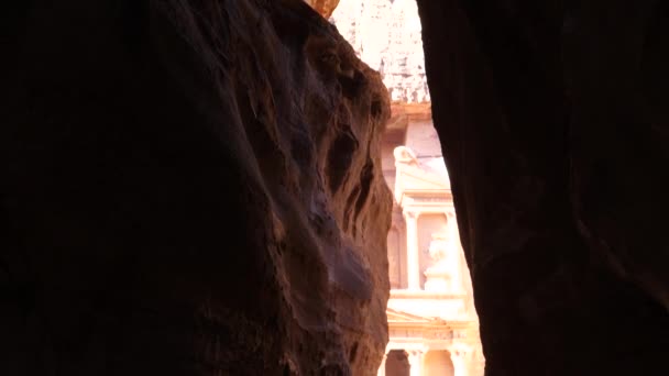 A turisták felfedezik a Siq, főbejárat az ősi Nabatean város Petra — Stock videók