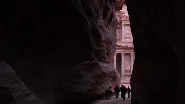 Οι τουρίστες εισέρχονται στην αρχαία πόλη Nabatean της Πέτρας μέσω Siq Το θησαυροφυλάκιο — Αρχείο Βίντεο