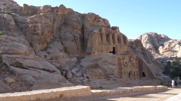 Ο τάφος του Οβελίσκου Bab As-Siq στην αρχαία Πέτρα Ένας διώροφος τάφος λαξευμένος από βράχο — Αρχείο Βίντεο