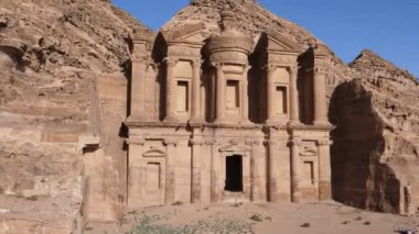 Ad Deir Manastırı. Petra şehrinde kayadan oyulmuş muazzam bir bina.