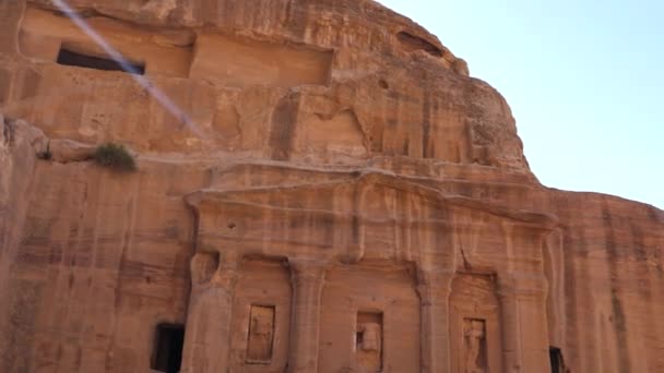 Turisté u hrobky římského vojáka vytesané z červeného pískovce Petra Jordánská — Stock video