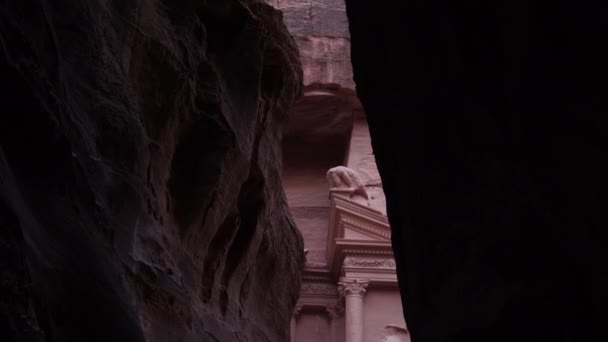 Skarb państwa widziany od głównego wejścia Siq do starożytnego Nabatejskiego miasta Petra — Wideo stockowe