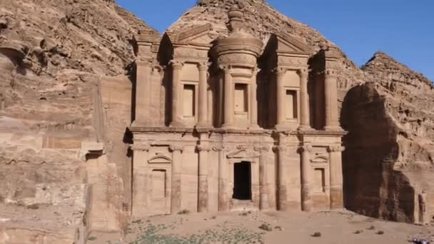 Ad Deir klášter monumentální budova vytesaná ze skály ve městě Petra — Stock video