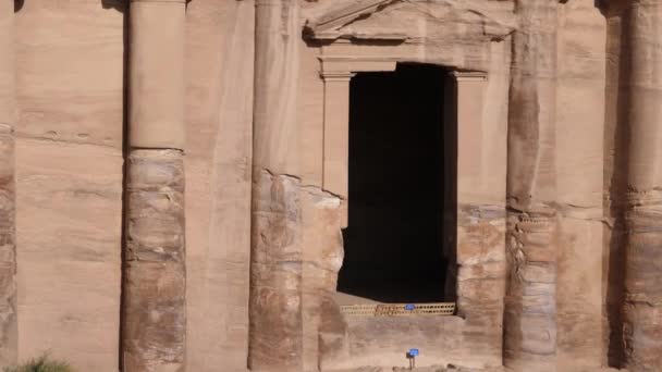 Hrobka římského vojáka vytesaná z červeného pískovce Petra Jordánská panorama — Stock video