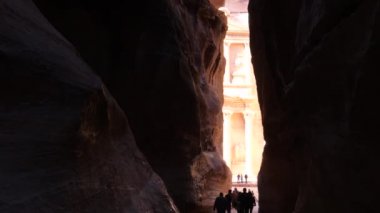 Antik Nabatean kenti Petra 'ya Siq üzerinden giren turistler - Hazine 
