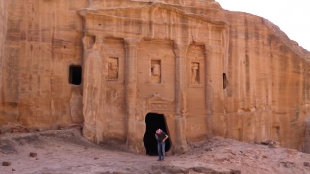 Turisté prozkoumávají triklinium hrobky římského vojáka v Petře Jordánské — Stock video