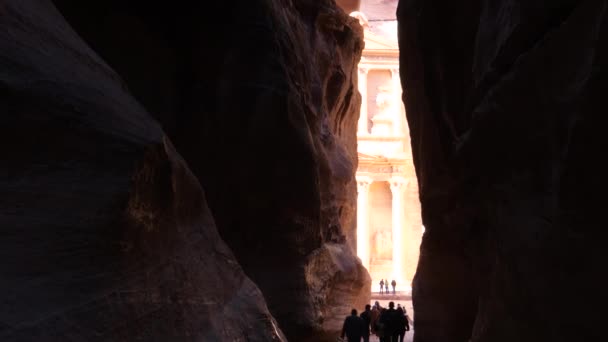 Toeristen betreden de oude Nabatese stad Petra via Siq - De schatkist — Stockvideo