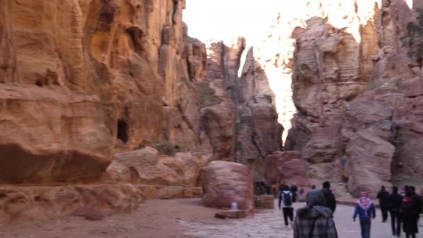 Turistler Petra Ürdün 'e giden Siq ana girişinden yürüyorlar. — Stok video