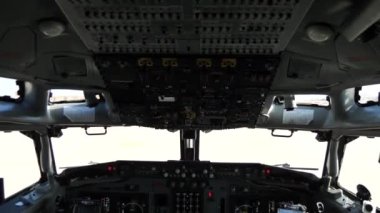 Bir Boeing 707 kokpiti USAF tarafından takip ve kontrol için uçak olarak kullanılıyor.