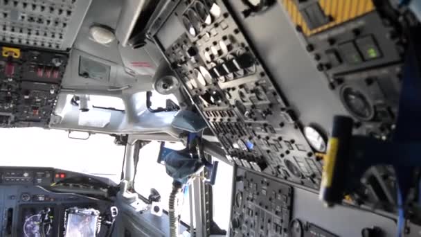 Uppgifter i cockpit om en Boeing 707 som används som AWACS spionplan av Nato — Stockvideo