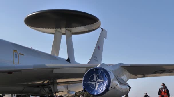 Радіолокаційна антена розвідувального літака НАТО, використовуваного для охорони ворогів у разі війни. — стокове відео