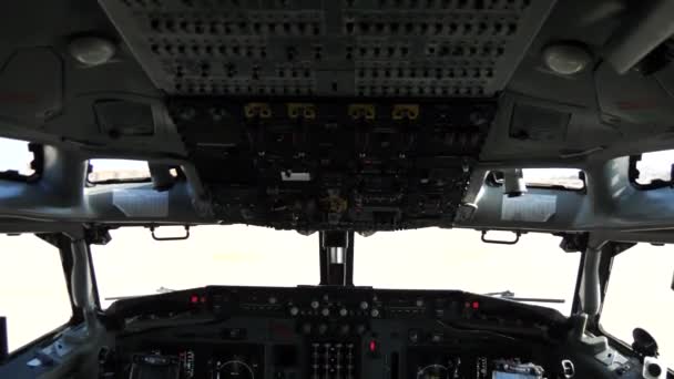 Cockpit di un Boeing 707 utilizzato come aeromobile per la sorveglianza e il controllo da parte dell'USAF — Video Stock