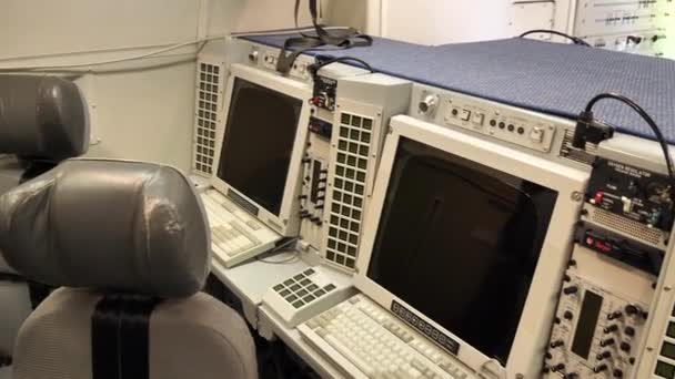 Станції радіолокаційних операторів розвідувального літака ВПС США. — стокове відео