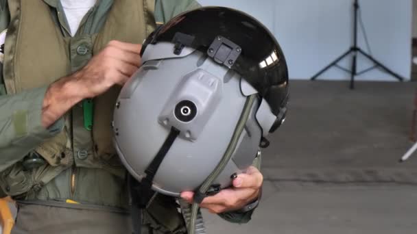 Військовий пілот тримає шолом, який він використовує при польоті на високопродуктивних літаках. — стокове відео