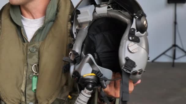 Le pilote militaire explique le casque qu'il utilise lorsqu'il pilote un avion de chasse — Video