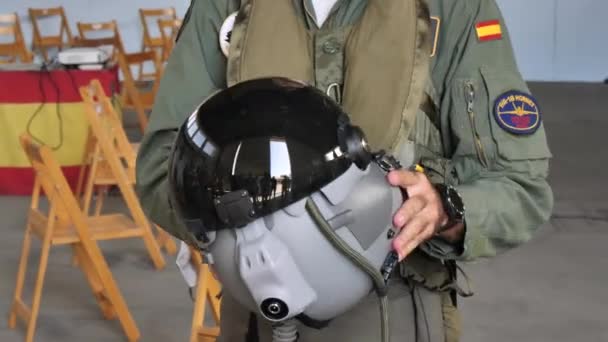 Vista de perto de um piloto militar mostrando o capacete para caças — Vídeo de Stock