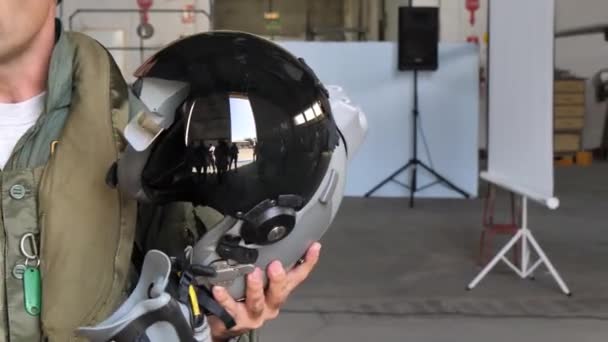 Militaire piloot in vliegpak met zijn helm op — Stockvideo