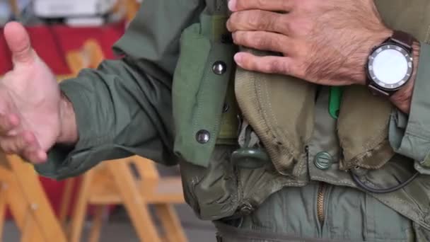 Військовий пілот сучасних винищувачів показує деталі анти-g костюма — стокове відео