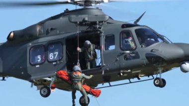 Kurtarma ekibi, sedyeyi arama kurtarma helikopterinin içinde hazırlıyor.