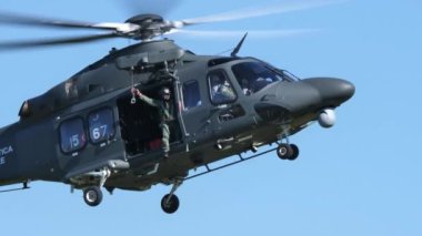 Kurtarma helikopteri havada süzülüyor. Sedyeyi yaralı biriyle dolduruyor.