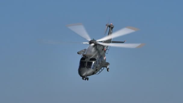 Militaire zoek- en reddingshelikopter neemt een boog en vliegt weg op lage hoogte — Stockvideo