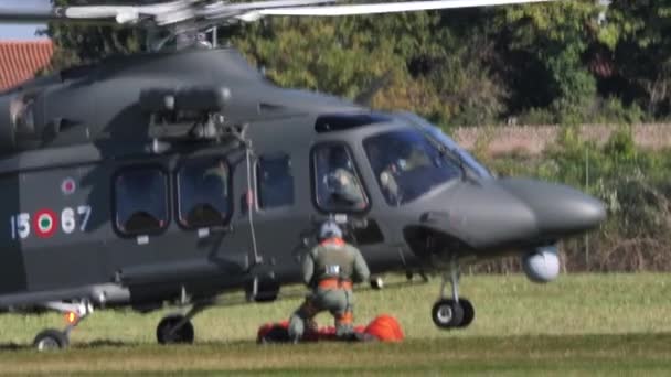 Kurtarma ekibi indikten sonra askeri kurtarma helikopteri çayırdan havalandı. — Stok video